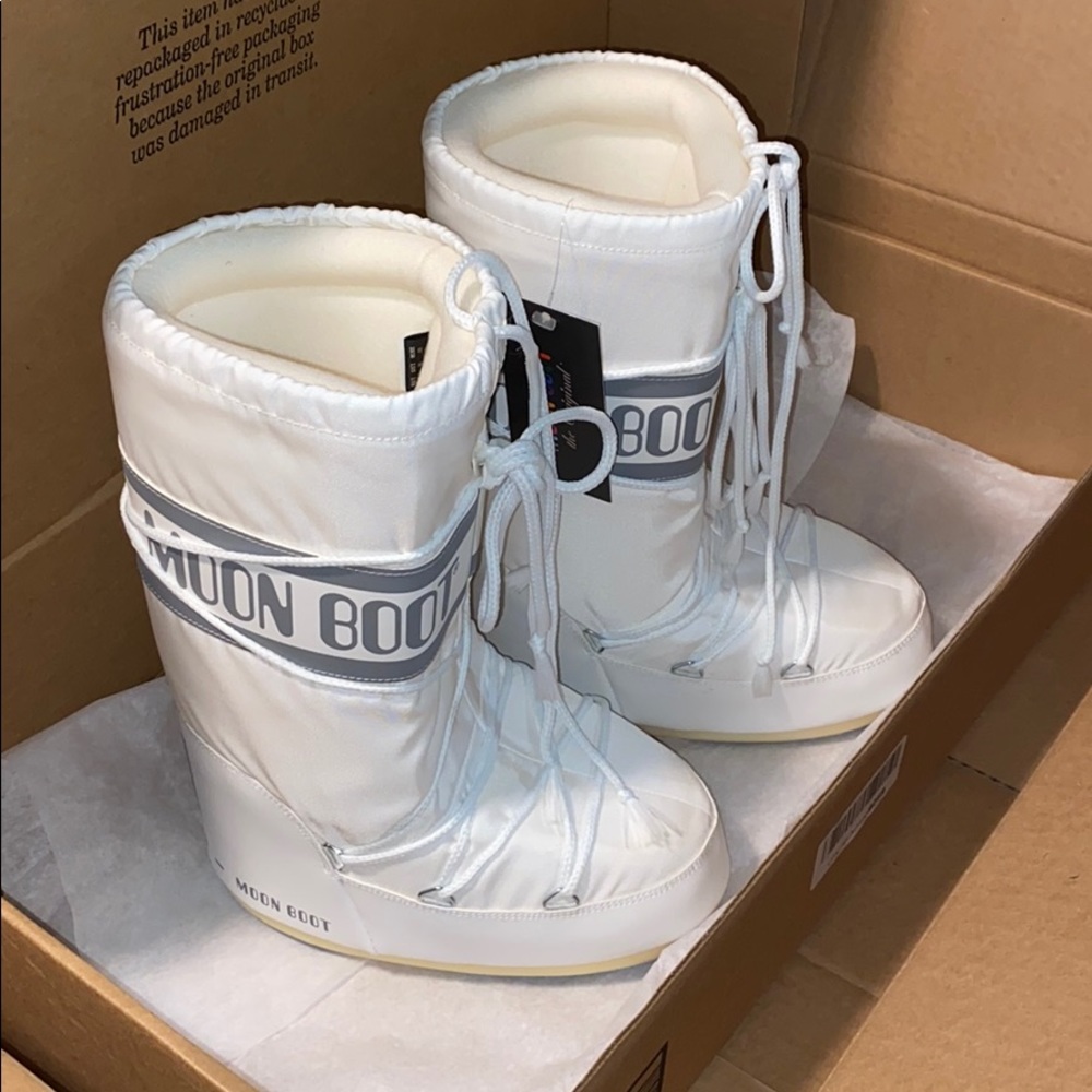 White Moon Boots NWT in Box